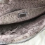 GUESS CROSSBODY BAG กระเป๋ารุ่นนิยม รุ่นนี้สวยเก๋มากๆ มีลายแบรนด์ตัดกับหนังเรียบสวยงาม พร้อมโลโก้แบรนด์สีเงินสวยเด้น มาพร้อมพวงกุญแจหนังเป็นพู่ๆ ประดับข้างๆ เปิดปิดด้วยซิปบน ด้านนายมีช่องใส่โทรศัพท์ และช่องอื่นๆ รุ่นนี้สามารถใส่กระเป๋าเงินใบยาวได้ ของจุกจ