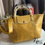 Longchamp Le Pliage Cuir Top handle bag S เรียกว่าเป็นกระเป๋าอีกหนึ่งรุ่นที่ไม่ว่ายังไงก็ฮอตฮิตและติดเทรนด์ตลอดไม่เคยเปลี่ยนกับ ทรง Le Pliage Cuir หนึ่งในตระกูลกระเป๋าสุดไอคอนิกจากแบรนด์