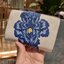 COACH 3453 MEDIUM CORNER ZIP WALLET IN SIGNATURE CANVAS WITH KAFFE FASSETT PRINT ดีไซน์ใหม่ล่าสุด!! คอลเลคชั่นลายพริ้นท์ เพิ่มลูกเล่นให้กระเป๋าสตางค์ของคุณ กับกระเป๋าสตางค์ใบกลาง ขนาดกำลังเหมาะมือ วัสดุหนังแคนวาส ดูแลรักษาง่าย มีช่องใส่บัตรและธนบัตรครบ แล