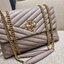 TORY BURCH KIRA CHEVRON CONVERTIBLE SHOULDER BAG กระเป๋าสะพายรุ่นยอดฮิต ไซส์ใหญ่จัดเต็มให้เน้นๆ ใช้ยังไงก็ดูหรู ดีไซน์เฉพาะตัว วัสดุหนังแกะ สัมผัสนิ่ม เปิด-ปิดด้วยกระดุมแม่เหล็ก ภายในเป็นช่องโล่ง แบ่งสัดส่วนไว้ดีมากๆ ใส่กระเป๋าสตางค์ มือถือ เครื่องสำอางค์