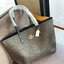 COACH TOWN TOTE SIGNATURE BAG((76636)) พร้อมส่งอีกครั้ง! กระเป๋าใบใหญ่หนังแท้ สวยงามค่ะ ป้ายอะไหล่แบรนด์แบบโลหะสีทองสวยหรูมากๆ เปิดปิดกระเป๋าแบบกระดุมแม่เหล็ก ใช้งานง่าย ภายในกว้างมากๆค่ะบอกเลย สาวๆที่สัมภาระเยอะหายห่วงค่ะ พร้อมช่องกระเป๋าซิปให้ใส่มือถือห