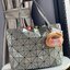 Bao Bao Issey Miyake ROCK MATTE ซีรีส์นี้จะเป็นทรงสี่เหลี่ยมผืนผ้า มีซิปปิดด้านบน ถือเป็นรุ่นที่เหมาะกับการใช้งานในชีวิตประจำวัน สามารถพับมุมและบริเวณด้านล่างของกระเป๋าเพื่อเพิ่มความสะดวกสบายในการใช้งาน ทั้งยังช่วยให้วางกระเป๋าในแนวตั้งได้อีกด้วย แผ่นต่อส