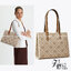 Tory Burch Small T Monogram Tote / TORY BURCH Shopper Tote Bag 32cm ใบใหญ่ กระเป๋าทรงโท้ท รุ่นใหม่ Square Tote ตกแต่งขอบด้วยหนังหรู มาพร้อมช่องเก็บของที่จุของได้มากมาย และสายจับกระเป๋าที่สามารถสะพายขึ้นไหล่ เหมาะสำหรับการใช้งานหลากหลายรูปแบบ รังสรรค์ลงบนก