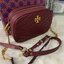 Tory Burch KIRA CHEVRON SMALL CAMERA BAG รุ่น Kira Chevron Small Camera Bag ตอบโจทย์คุณสาวๆ ได้อย่างละมุ่น สวยมาแต่ไกล ลุคหรูดูมีสไตล์ ดีไซน์เรียบหรู แต่ดูไฮไม่เบา..เพิ่มลวดลายด้วยการเย็บเย็บบนหนังเป็นลายเส้น (Chevron) ตกแต่งสายสะพายด้วยพู่ห้อยเกร๋ๆ สายยา