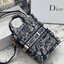 ORI 】Mini Dior Book Tote Phone Bag พร้อมส่งที่ไทย ภาพสินค้าถ่ายจากงานขายจริง ใช้งานต่างประเทศได้ กระเป๋าใบมินิจะใส่โทรศัพท์ได้เช่นเดียวกับของใช้จำเป็นเล็กๆ น้อยๆ ในแต่ละวัน มาพร้อมสายสะพายไหล่แบบปักที่ปรับได้และถอดออกได้ อุปกรณ์เสริมอันทันสมัยนี้สามารถสวม