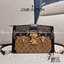 LOUIS VUITTON TRUNK CLUTCH Monogram / LV TRUNK CLUTCH กระเป๋าสะพายกึ่งคลัทช์ ทรงสวย ที่สาวๆเรียกร้อง วัสดุหนังแคนวาส ดีไซน์ทุกอย่างได้ลงตัว หรูหรา ปากกระเป๋ามีสายคาดล็อค และช่องซิปปิด ภายในแบ่งสัดส่วนไว้ดีมากๆ มาพร้อมสายสะพายโซ่สลับหนัง ที่ถอดออกได้ พกเป็