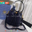 Tory burch monogram leather bucket bag ดีไซน์สวยงามตามแบบฉบับของแบรนด์แล้ว ที่ทำจากวัสดุหนังแท้ ตัวกระเป๋าอยู่ทรงสวยมีลายแบรนด์สวยหรู ใช้รูดเปิดปิด ภายในบุผ้าอย่างดี มีช่องเล็กหนึ่งช่อง ใส่ของได้หลากหลายขนาดกำลังดี ที่นอกจากจะได้เรื่องดีไซน์สวยงาม