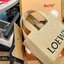 LOEWE logo raffia tote bag / Loewe Tote Bag กระเป๋าโท้ท รูปทรงสวยงามสานเต็มใบ และยังโดดเด่นด้วยโลโก้ สีโทนอุ่น ทำให้ไอเท็มนี้ ภายในกระเป๋าใหญ่โล่งกว้าง ใบนี้เหมาะกับสายแฟชั่นมากๆ