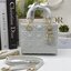 หนังแท้ DIOR LADY BAG 17cm ไซส์เล็กขนาดกำลังน่ารักเลยค่ะ งานออริหนังแท้ทั้งใบปั้มลายรุ่นใหม่ล่าสุด ความสง่างามอีกหนึ่งรุ่นของ Dior รูปทรงสีเหลียม ขนาดกระทัดรัด ตั้งอยู่ทรง ฐานกระเป๋าแข็งแรง มีหมุดรองฐาน ดีไซน์ที่มีเอกลักษณ์เฉพาะตัว ด้านหน้าตกแต่งด้วยตัวอั