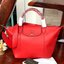 Longchamp LE PLIAGE CUIR TOP HANDLE BAG S เรียกว่าเป็นกระเป๋าอีกหนึ่งรุ่นที่ไม่ว่ายังไงก็ฮอตฮิตและติดเทรนด์ตลอดไม่เคยเปลี่ยนกับ ทรง Le Pliage Cuir หนึ่งในตระกูลกระเป๋าสุดไอคอนิกจากแบรนด์ เมื่อรุ่น Le Pliage Cuir ในรูปแบบของหนังแกะ Metis ได้ถือกำเนิดขึ้นใน