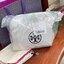 OUTLET 】Tory Burch Kira Top Handle Satchel มี2ขนาด Small/Medium กระเป๋าทรงใหม่ล่าสุดจากรุ่นคิร่า (Kira) มาในเทคนิคตัดเย็บควิลท์แนวขนาน ใช้วัสดุหนังเงานุ่ม สะท้อนแรงบันดาลใจแบบนิวยอร์กจากเบาะหนังในรถคลาสสิค Hardwareสีทองสวยหรู และจุดเด่นอีกรุ่นคิร่าคือความ