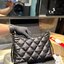CHANEL HOBO BAG Shoulder Bag กระเป๋าสะพายทรงโฮโบ หนังลายตาราง โลโก้CC Iconic ด้านบนแบบเปิดปิดด้วยซิป สายโซ่ทองสวยหรูใช้งานสะดวกกำลังน่ารักเลยค่ะ
