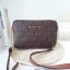 Michael Kors Crossbody Bag กระเป๋าสะพายแบบ crossbody หนังลาย safiano เปิดปิดด้วยซิปแบรนด์ อะไหล่ทอง ด้านหน้าประดับโลโก้ โลหะแบรนด์ ด้านในบุผ้าแบรนด์สวยหรู น้ำหนักเบา มีช่องซิปใส่ของจุกจิกและช่องใส่มือถือ มาพร้อมสายสะพายยาวโซ่ทอง+หนัง ปรับได้หลายระดับ ขนาด