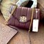 TORY BURCH KIRA QUILTED SMALL BAG พร้อมส่งที่ไทย ไม่ผิดหวังแน่นอนค่ะ! กระเป๋าหิ้วหรือสะพายข้างได้ วัสดุหนังแกะแท้ทั้งใบ ((หนังแกะจะมีคุณภาพดีเงานิ่มและแพงกว่าหนังวัวจ้า)) หนังนิ่มสวยงามมากๆค่ะ เปิดปิดกระเป๋าแบบหมุนล็อคแบบโลโก้แบรนด์ ใช้อะไหล่คลาสสิคดูหรูเ