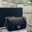 หนังแท้ CHANEL classic 8" black caviar รุ่นยอดนิยมไอเท็มฮิตวัสดุหนังคาเวียร์สวยคลาสสิค ด้านหน้ามีโลโก้แบรนด์อะไหล่ทอง/เงินสวยหรู ภายในสีแดงเบอกันดี้ เป็นใบยอดนิยมของสาวๆ เลยค่าา พร้อมส่งที่ไทยไม่ต้องรอพรีฯ สาวก Chanel Must Have! นะคะ