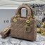 หนังแท้ DIOR LADY BAG 20cm ความสง่างามอีกหนึ่งรุ่นของ Dior รูปทรงสีเหลียม ขนาดกระทัดรัด ตั้งอยู่ทรง ฐานกระเป๋าแข็งแรง มีหมุดรองฐาน ดีไซน์ที่มีเอกลักษณ์เฉพาะตัว ด้านหน้าตกแต่งด้วยตัวอักษร D.I.R ห้อยเป็นพวงกุญแจ จะถือด้วยมือหรือสะพายไหล่ก็ดูดีมากๆ ค่ะ
