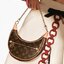 LOUIS VUITTON MONOGRAM LOOP BAG กระเป๋าทรง Loop ที่รังสรรค์ออกมาได้สวย เก๋ และดูดีมากๆ หนังแท้ มีความนิ่มละมุน สัมผัสแล้วคือใช่เลยค่ะ😘 ด้านหน้ามีช่องซิปเล็กให้ใส่ของจุกจิก เปิด-ปิดช่องหลักแบบซิป ภายในสามารถใส่กระเป๋าเงินใบกลางได้;มือถือได้ทุกรุ่น;