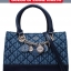 New arrival !! GUESS VICTORIA SATCHEL BAG 2018 หรูส่งท้ายปี รุ่นหายาก กระเป๋าถือหรือสะพายข้างได้ วัสดุเดินด้ายลายนวม นิ่ม น้ำหนักเบา ด้านหน้าห้อยอะไหล่แบรนด์เพิ่มความหรู ปากกระเป๋ามีกระดุมแม่เหล็ก แบ่ง 3 ช่อง สามารถใส่กระเป๋าสตางค์ใบยาวได้ มีช่องซิปคั่นกล
