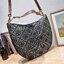ใบใหญ่ 35cm Tory Burch T Monogram Medium Crescent Bag / TORY BURCH T MONOGRAM JACQUARD CRESCENT BAG ไซส์ใหญ่กับไอเท็มสุดร้อนแรง เซเลปรีวิวเยอะมาก!! สาวๆตามหากันไปอีก กระเป๋าทรง half moon ที่ดีไซน์บนผ้า jacquard ลวดลายซิกเนเจอร์ เรียบหรู ผู้ดีมากแม่!