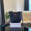 Guess Agata Bucket Handbag กระเป๋ารุ่นใหม่ล่าสุดทรงถังสุดน่ารัก พิมพ์ลายรอบใบ วัสดุ Saffiano PU คุณภาพดี นิ่ม น้ำหนักเบา ด้านหน้าประดับด้วยโลโก้แบรนด์สวยโดดเด่น เปิด-ปิดด้วยเชือกหนังใช้หูรูดปลายเชือกประดับอะไหล่ทองสะดวกใช้ ด้านในโล่งกว้างมีช่องเล็กสำหรับใ