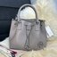 OUTLET 】TORY MCGRAW SMALL DRAWSTRING กระเป๋าถือหรือสะพายข้าง วัสดุหนังวัวแท้ อะไหล่ทอง เปิด-ปิดด้วยสายหนังรูด จะถือหรือสะพายข้างได้Crossbodyได้ น้ำหนักเบาจุของได้เยอะ ด้านหน้าประดับโลโก้แบรนด์ ด้านในมีช่องเล็กสำหรับใส่บัตรใส่ตังค์ได้ มีสายยาว ปรับสายได้ ถ