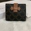 CELINE SHORT WALLET VIP GIFT WITH PURCHASE (GWP) พรีเมี่ยมกิ๊ฟ Limited จาก CELINE HAUTE PARFUME DUTYFREE COUNTER วัสดุ Triomphe Canvas หนังสวยอยู่ทรง ประดับโลโก้แบรนด์ที่ด้านหน้า ขนาดกำลังดี จับถนัดมือ เปิด-ปิดฝาพับกระดุม ภายในมีช่องแบ่งหลายช่อง มีช่องใส่