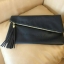 Restock!! GIVENCHY ENVELOPE CLUTCH BAG คลัชหนัง pu ดีไซน์สะดุดตา มีพู่ห้อยซิบเฉียง ซับในทั้งใบสายยาวปรับระดับได้ เปิดปิดด้วยกระดุม ด้านในจุของได้เยอะ แถมมีช่องซิปอีกหนึ่งช่องคะ สายถอดเป็นคลัชถือออกงานได้ สวยๆเก๋ๆมาก รีบจัดเลยค้า