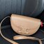 CELINE BESACE CUIR TRIOMPHE IN SMOOTH กระเป๋ารุ่นนี้นำเสนอในรูปทรงฮาล์ฟมูนที่ตอนนี้กำลังงมาแรง เปิดด้วยกระดุมแป๊กเพื่อเผยให้เห็นช่องภายในที่กว้างขวางและกระเป๋าด้านในแบบแบน คุณสมบัติที่โดดเด่นอีกอย่างของกระเป๋าอยู่ที่โลโก้ขนาดใหญ่ รูปทรงสะดุดตา สามารถสะพาย