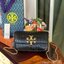 Tory Burch Eleanor Crocodile-Embossed Phone Crossbody Bag จุดเด่นของรุ่นนี้คือดีไซน์ออกมาในสไตล์คลาสสิกที่มาพร้อมกับฮาร์ดแวร์ที่ทำจากวัสดุทองเหลืองและสายสะพายโซ่เกลียวสีทอง ซึ่งการออกแบบได้รับแรงบันดาลใจมาจากเครื่องประดับ รูปทรงกะทัดรัดจึงสามารถสะพายใช้งา