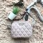 Guess Sweet Candy Mini Crossbody Bag กระเป๋าสะพายขนาดมินิ วัสดุหนังpu หนังนิ่ม มีดีเทลเย็บลายตารางรอบใบ เปิดปิดใช้งานด้วยซิปเดียว ใส่ไอโฟนพลัสได้ทุกรุ่น สายสะพายโซ่ต่อหนัง ปรับระดับได้ สะพายออกมาแล้วคล่องตัวเลยคร้า!!