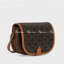 CELINE MEDIUM FOLCO BAG IN TRIOMPHE CANVAS หากใครที่กำลังมองหากระเป๋าสะพายข้าง ขนาดกะทัดรัด และเรียบหรู ต้องใบนี้เลยค่ะ เป็นกระเป๋าเปิดปิดแบบแบบฝาผับที่มีรูปทรงโค้งและที่ล็อกรูปทรงคล้ายเข็มขัด อีกทั้งยังสะท้อนความสวยสไตล์สาวปารีสได้อีกด้วย ด้านในของรุ่นนี