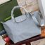 8สี พร้อมส่ง Longchamp LE PLIAGE NÉO TOP HANDLE BAG (medium size) อีกหนึ่งรุ่นยอดนิยม ที่สาวๆ ต้องมีไว้เก็บไว้สักใบ กระเป๋าโท้ทใบนี้ มาพร้อมกับสีที่มีสไตล์เรียบง่าย มีสายสะพายยาวปรับสั้นยาวได้ช่วยให้คุณสามารถสะพายไหล่ได้อย่างสบาย ในตัวสายปักโลโก้อันเป็นสั