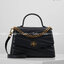 TORY BURCH Kira Chevron Top-handle Satchel กระเป๋าหนังแกะ สัมผัสนุ่มควบคู่กับดีไซน์อันเป็นเอกลักษณ์ กระเป๋าถือทรงสวยที่มีดีไซน์อันเป็นเอกลักษณ์ไม่เหมือนกับที่ไหน ด้วยการตัดเย็บหนังแกะแสนนุ่มแบบลายบุสองชั้น เพิ่มมูลค่าด้วยสายสะพายที่ทำจากโลหะสีทอง อีกทั้งย
