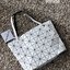 Bao Bao Issey Miyake ROCK MATTE ซีรีส์นี้จะเป็นทรงสี่เหลี่ยมผืนผ้า มีซิปปิดด้านบน ถือเป็นรุ่นที่เหมาะกับการใช้งานในชีวิตประจำวัน สามารถพับมุมและบริเวณด้านล่างของกระเป๋าเพื่อเพิ่มความสะดวกสบายในการใช้งาน ทั้งยังช่วยให้วางกระเป๋าในแนวตั้งได้อีกด้วย แผ่นต่อส