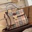 Burberry london kelly bag vintage with strap Gift Bag เป็นขนาดที่พอเหมาะกับการใช้ในชีวิตประจำวัน รูปทรงคลาสสิกที่ไม่ทิ้งในเรื่องของคุณสมบัติการใช้งานลวดลาย Vintage Check ที่ถือว่าเป็นสัญลักษณ์อันเก่าแก่ของแบรนด์ เสริมทุกสไตล์การแต่งตัวได้แบบไม่มีตกยุค พร้