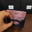 กระเป๋าสตางค์ Herschel Roy Wallet Coin (มีช่องใส่เหรียญ) การออกแบบก็เน้นใช้งานพกสะดวกกระเป๋าสตางค์ใบไม่ใหญ่ขนาดมาตราฐาน ช่องใส่บัตร 3 ช่อง ช่องใส่เหรียญ 1 ช่อง ช่องเก็บของหลังช่องใส่บัตรกับเหรียญอีกข้างละ 1 ช่อง ช่องใส่ธนบัตร 1 ช่อง