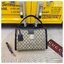 Gucci Padlock large tote bag กระเป๋าสะพายขนาดกลางพร้อมกุญแจล็อกและสายโซ่ รังสรรค์จากด้วยGG Supreme ที่ตัดเย็บจากผ้าไมโครไฟเบอร์เคลือบด้วยลาย GG พร้อมรายละเอียดหนังที่นุ่มเกินคาด