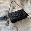 Chanel รุ่น Limited edition วัสดุหนังลายคาเวียร์ เนื้อนุ่ม อยู่ทรงคุณภาพดีตามแบบฉบับของแบรนด์ ขนาดกำลังดี น้ำหนักเบา ด้านหน้ามีโลโก้แบรนด์อะไหล่หรู มีช่องใส่บัตร ใส่ของจุกจิก เปิดปิดด้วยฝาปิดกระดุม ซับในหนัง ตัวจริงสวยมากๆถูกใจรีบจองนะคะ Premium Gift แท้ 