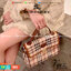 Burberry london kelly bag vintage with strap Gift Bag เป็นขนาดที่พอเหมาะกับการใช้ในชีวิตประจำวัน รูปทรงคลาสสิกที่ไม่ทิ้งในเรื่องของคุณสมบัติการใช้งานลวดลาย Vintage Check ที่ถือว่าเป็นสัญลักษณ์อันเก่าแก่ของแบรนด์ เสริมทุกสไตล์การแต่งตัวได้แบบไม่มีตกยุค พร้