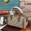 small: Tory burch T Monograme Jacquaed Mini Duffle Bag เป็นทรงกระเป๋าที่มีความฮอตฮิตตลอดกาล ด้วยรูปทรงคลาสสิคและเหมาะใช้งานเข้ากับทุกสถานการณ์ ไม่ว่าจะเป็นกระเป๋าสะพายไหล่ เพิ่มความคล่องตัวและเข้าได้กับทุกลุค ไม่ว่าจะเป็นวันสบายๆ หรือวันที่ต้องออกไปทำกิจก
