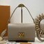 TOP ORI หนังแท้ | เกรดดีสุด LV Soft Twist Handbag กระเป๋าถือสุดไอคอนิก ถือเป็นกระเป๋าคู่ใจที่สมบูรณ์แบบสำหรับทุกวัน โดยผสมผสานแฟชั่นเข้ากับความสบาย