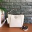 คอลเลคชั่นขายดี มากี่รอบๆ ก็หมดไวทุกรอบ!! TORY BURCH MCGRAW MINI BUCKET BAG กระเป๋าสะพาย และ ถือ คล้องแขน ทรงถัง สะพายได้ 2 ทรง ผลิตจากหนังแท้ หนังลูกวัว หนังนุ่ม หนังหอม น้ำหนักเบามากกก!! หนังลื่น นิ่มสวยมากๆ!! ด้านหน้าประดับโลโก้แบรนด์ ภายในโล่งกว้าง มี