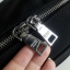 มาใหม่ค้า! จากงานพรีเมี่ยมกิ้ฟแบรนด์ดังอย่าง Prada วัสดุเป็นผ้า Polyester อย่างดี จุของได้เยอะมาก สามารถใส่Ipad tablet กระเป๋าสตางค์ยาวได้เหมาะสำหรับสาวๆที่ของเยอะเลยคะ ด้านหน้ามีโลโก้อะไหล่เงินทั้งใบ มีซิปด้านหน้าและด้านหลัง ด้านในมีช่องซิป และช่องใส่ของ