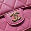 CHANEL flap bag with chain กระเป๋าสะพายสุดหรู สวยดูแพง รูปทรงคลาสสิค ขนาดกำลังพอเหมาะ สายสะพายโซ่ในตัว น้ำหนักเบา และยังมีหูจับในตัว สะดวกต่อการพกพา ตัวกระเป๋าเปิดด้วยกระดุมแม่เหล็ก วัสดุหนังอย่างดี ผิวสัมผัสดี ภายในเป็นช่องโล่ง และยังมีช่องซิปให้ด้วย