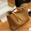 M.C.M MEDIUM HIMMEL SHOPPER IN LAURETOS กระเป๋าทรงโท้ทช้อปปิ้ง เรียบหรู คอลใหม่ พร้อมสีใหม่ ดีไซน์ละมุน น่าใช้มากๆ ก พิเศษสุดกับพวงหนังพร้อมห่วงกุญแจทึ่สามารถห้อยพวงกุญแจน่ารักๆได้