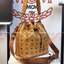 หนังแท้ M.C.M Essential Visetos Original Drawstring Small Cognac / M.C.M Aren Drawstring Bag in Visetos Original กระเป๋าสะพายทรง bucket ขนาดน่าใช้ ภายในเป็นช่องโล่งกว้าง จุของได้เยอะ งานหนังแท้ทั้งใบ ใต้กระเป๋ามีหมุดรองฐานอย่างดี ช่วยถนอมกระเป๋า สายสะพายส