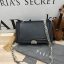 Pedro Velvet Tassel shoulder Bag รุ่นใหม่ชนช้อป!! จากแบรนด์ในเครือ charles&keith กระเป๋าสะพายข้างทรงกล่อง ตั้งอยู่ทรง สายสะพายโซ่ร้อยหนัง อะไหล่ทองทั้งใบ ด้านข้างประดับพู่สุดหรูสามารถสะพายได้ทั้งสายเดี่ยวและสายคู่ ภายในมีช่องซิปแยก สามารถใส่กระเป๋าสตางค์ท