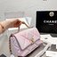 CHANEL 19 FLAP BAG กระเป๋าสะพายทรงคลาสสิค โทนสีหวานละมุน หนังนิ่ม เงาขึ้นรูปสวย ดีไซต์สายสะพายโซ่สองสีสลับหนัง ตกแต่งโลโก้แบรนด์ที่ด้านหน้าอะไหล่สีทอง สวยหรูมาแต่ไกล ด้านหลังมีช่องสำหรับเก็บของหนึ่งช่อง สามารถสะพายออกงานได้หลายโอกาส สวยงามไม่ผิดหวังค่ะ