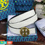 Tory burch Midnight with Tag Logo Monogram Embossed Leather Belt เป็นเข็มขัดที่ตอบโจทย์ของคุณได้อย่างลงตัวทุกสไตล์การแต่งตัว ไม่ว่าจะใส่คู่กับเดรสหรือกางเกงยีนส์ก็ดูดีทีเดียว เพราะหัวเข็มขัดโดดเด่นด้วยดีไซน์ทรงกลมรูป Double T ที่เป็นสัญลักษณ์ประจำแบรนด์ ส