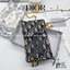หนังแท้ DIOR PHONE BAG / DIOR PHONE HOLDER BAG กระเป๋าใส่โทรศัพท์เอกลักษณ์ของความหรู สายสะพายโซ่อะไหล่ทอง วัสดุหนังแท้และผ้า Jacquard อย่างดีสวยงามที่สุด ผสมผสานความสง่างามและคลาสสิกที่เข้ากับยุคสมัย ด้านหน้าโดดเด่นด้วยซิกเนเจอร์แบรนด์ เป็นอีกหนึ่งรุ่นที่